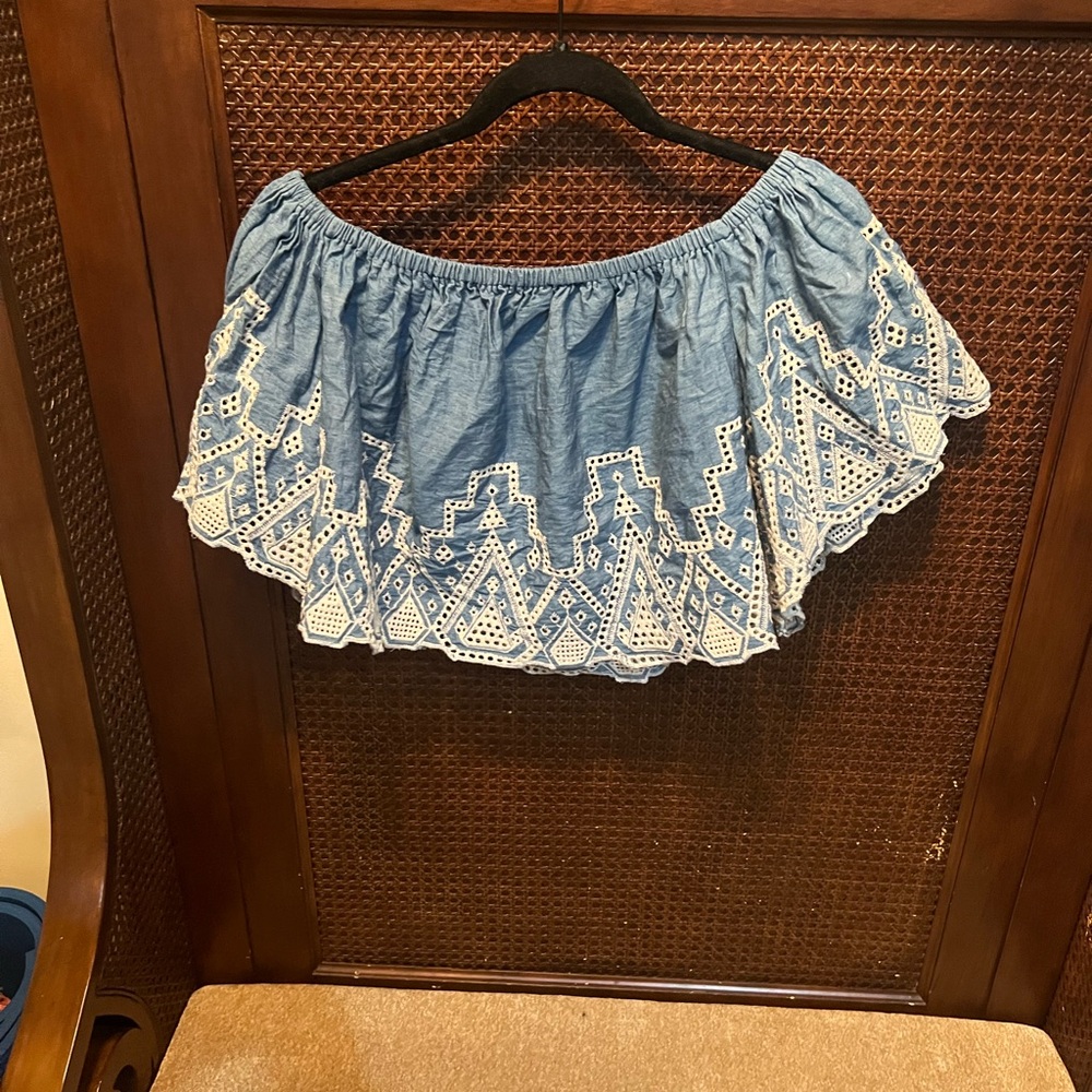 Gianni Bini size medium crop top with details